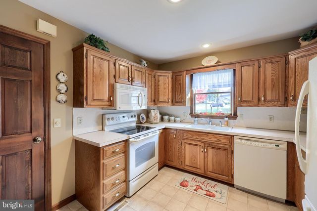 10 CARRIAGE DR, Gordonville, PA 17529