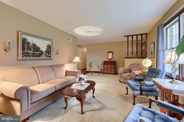 10 CARRIAGE DR, Gordonville, PA 17529