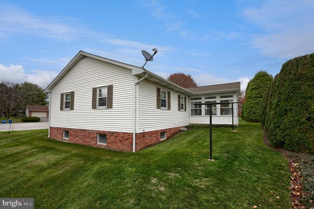 10 CARRIAGE DR, Gordonville, PA 17529