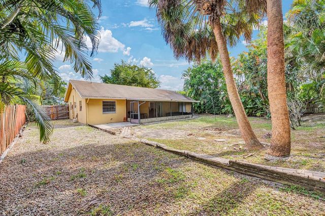 19667 Delaware Circle, Boca Raton, FL 33434