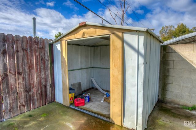 917 Stanford Court, Bakersfield, CA 93305