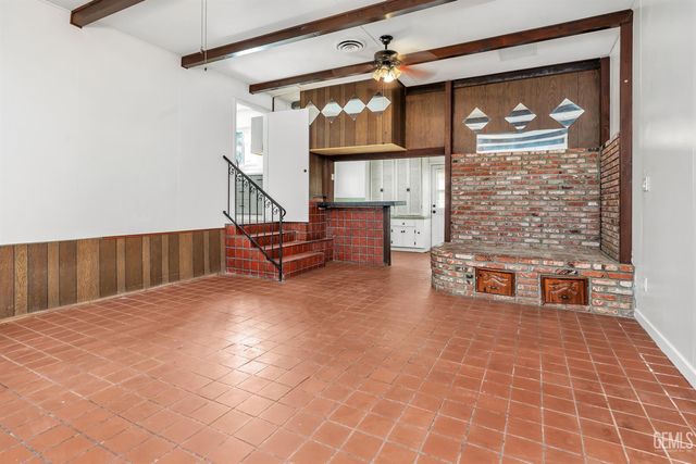 917 Stanford Court, Bakersfield, CA 93305