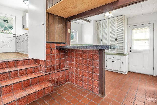 917 Stanford Court, Bakersfield, CA 93305