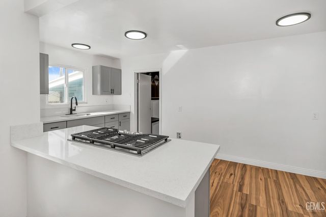 917 Stanford Court, Bakersfield, CA 93305