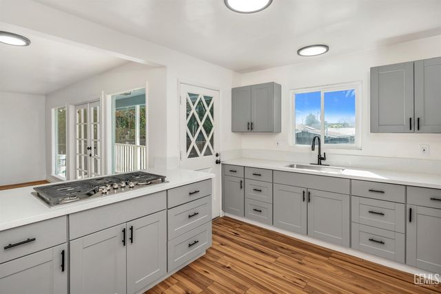 917 Stanford Court, Bakersfield, CA 93305