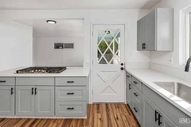 917 Stanford Court, Bakersfield, CA 93305