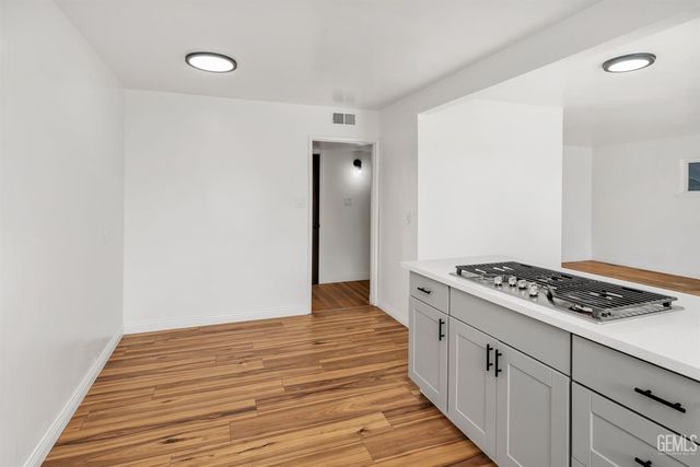 917 Stanford Court, Bakersfield, CA 93305