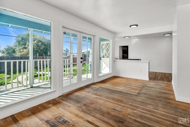 917 Stanford Court, Bakersfield, CA 93305