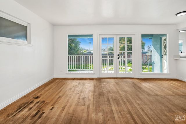 917 Stanford Court, Bakersfield, CA 93305