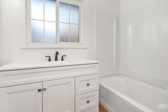 917 Stanford Court, Bakersfield, CA 93305