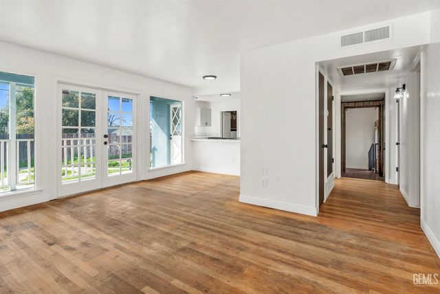 917 Stanford Court, Bakersfield, CA 93305