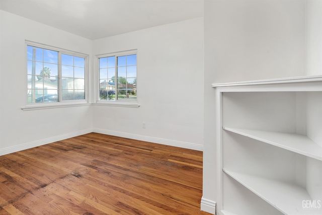 917 Stanford Court, Bakersfield, CA 93305