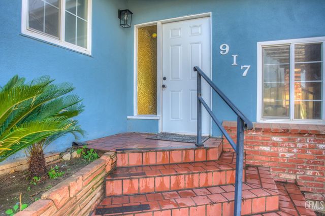 917 Stanford Court, Bakersfield, CA 93305