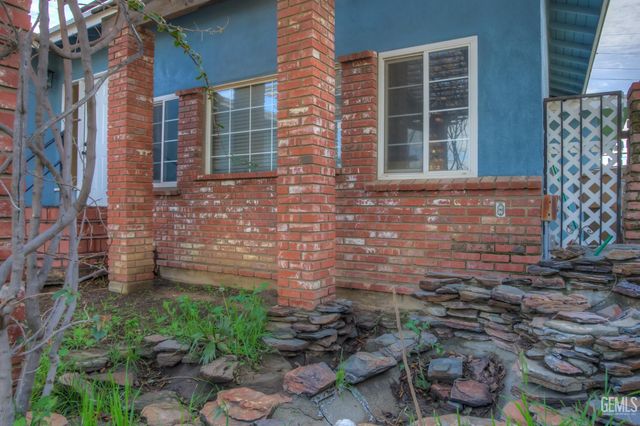 917 Stanford Court, Bakersfield, CA 93305