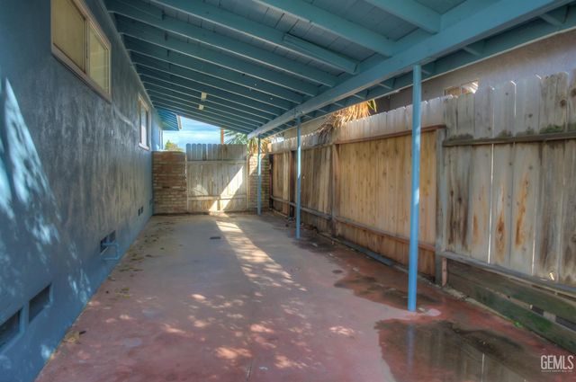 917 Stanford Court, Bakersfield, CA 93305