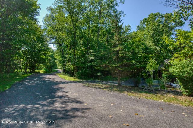 5 Woodpecker Court, Athens, NY 12015