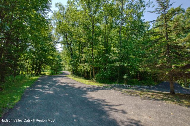 5 Woodpecker Court, Athens, NY 12015