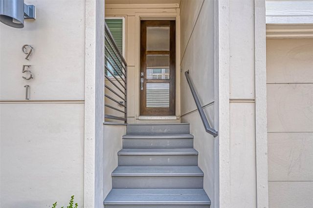 951 W 17th Street, Houston, TX 77008