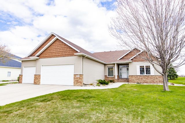 4532 Woodhaven Drive S, Fargo, ND 58104