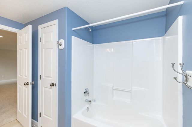 4532 Woodhaven Drive S, Fargo, ND 58104