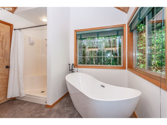 29409 E EDGEWATER Dr, Welches, OR 97067