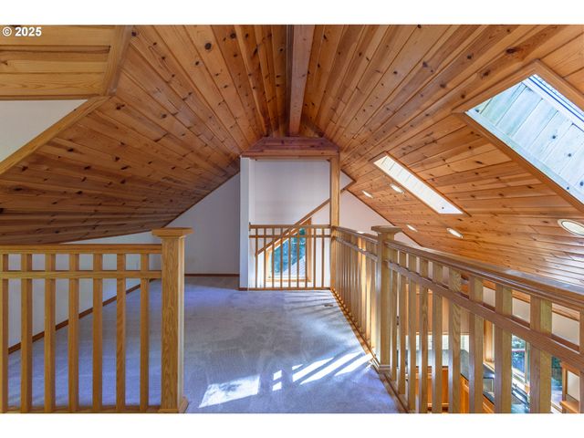 29409 E EDGEWATER Dr, Welches, OR 97067