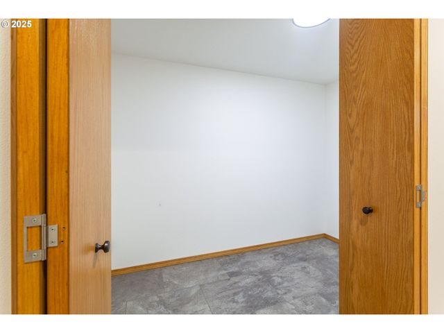 29409 E EDGEWATER Dr, Welches, OR 97067