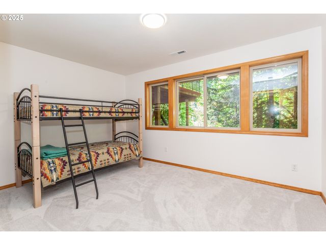 29409 E EDGEWATER Dr, Welches, OR 97067