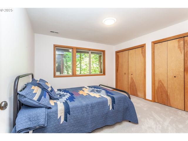 29409 E EDGEWATER Dr, Welches, OR 97067