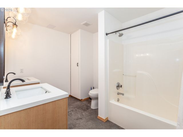 29409 E EDGEWATER Dr, Welches, OR 97067