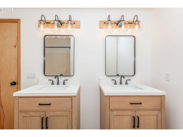 29409 E EDGEWATER Dr, Welches, OR 97067