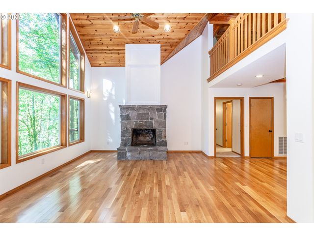 29409 E EDGEWATER Dr, Welches, OR 97067