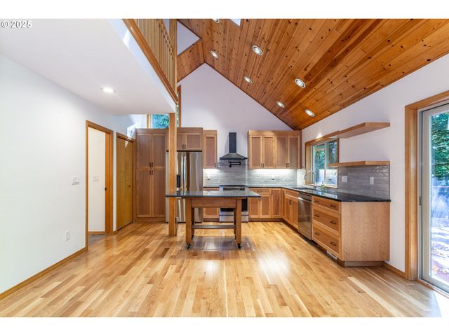 29409 E EDGEWATER Dr, Welches, OR 97067