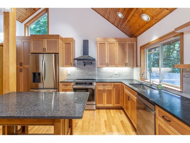 29409 E EDGEWATER Dr, Welches, OR 97067