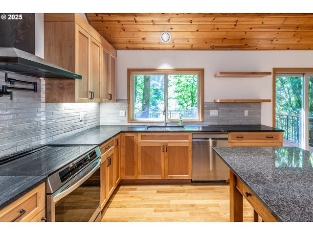 29409 E EDGEWATER Dr, Welches, OR 97067