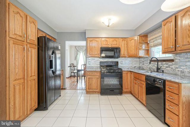11 OAK ST, Blackwood, NJ 08012