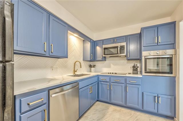 8718 METCALF Avenue 102, Overland Park, KS 66212