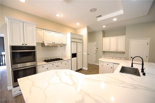 2111 Loro Court, Las Vegas, NV 89117