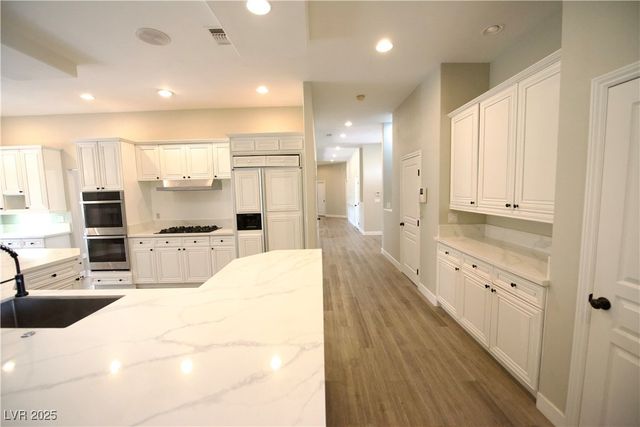 2111 Loro Court, Las Vegas, NV 89117