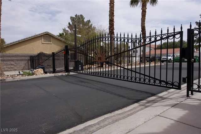 2111 Loro Court, Las Vegas, NV 89117