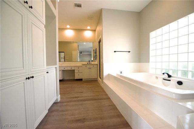 2111 Loro Court, Las Vegas, NV 89117