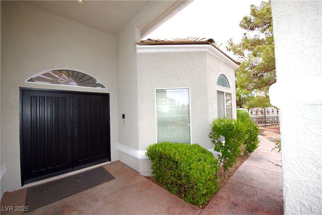 2111 Loro Court, Las Vegas, NV 89117