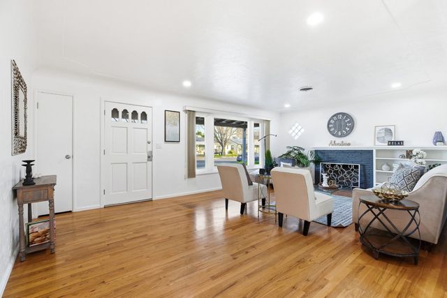 217 Gregory Ln, Modesto, CA 95354