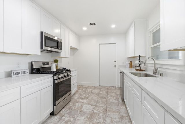 217 Gregory Ln, Modesto, CA 95354