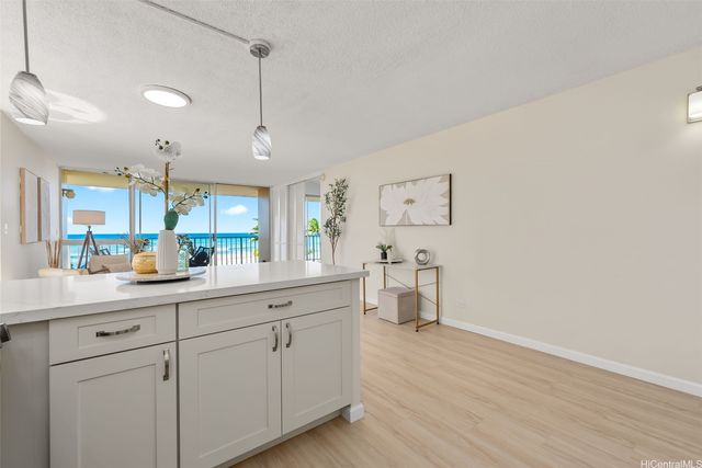 3056 Kalakaua Avenue 5W, Honolulu, HI 96815