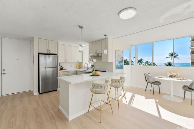 3056 Kalakaua Avenue 5W, Honolulu, HI 96815