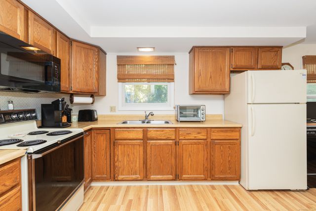 7 Paramount Drive, Seymour, CT 06483