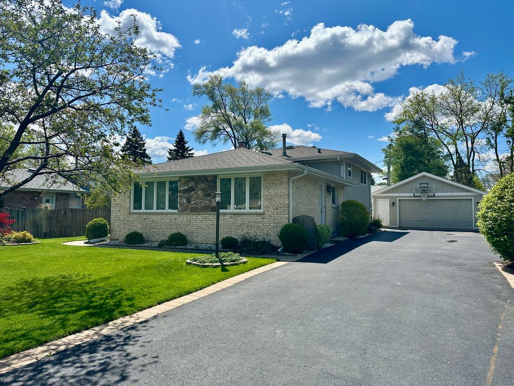 130 Bonnie Brae Avenue, Mount Prospect, IL 60056