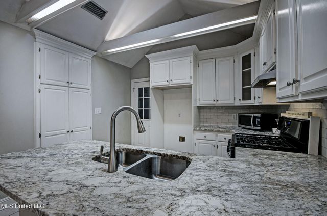 4021 Brookwood Drive, Flowood, MS 39232