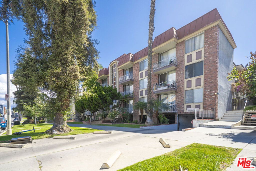 Image 1 of property listing at 210 S La Fayette Park Place 102, Los Angeles, CA 90057